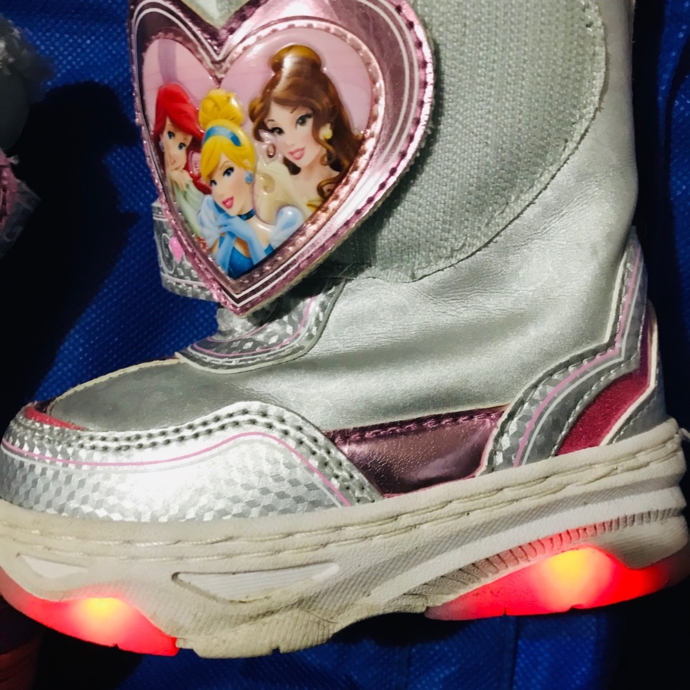 Toddler Girl Disney Princess Snowboots - Picture 5 of 10